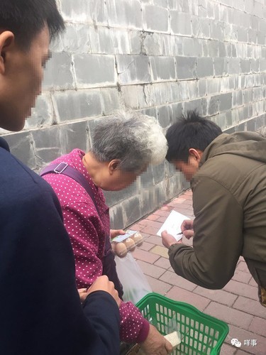 有老人上前詢問,，經(jīng)理上前登記派發(fā)團購券。