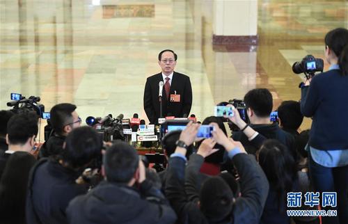 　3月15日,，第十二屆全國人民代表大會(huì)第五次會(huì)議在北京人民大會(huì)堂舉行閉幕會(huì),。這是國家體育總局局長茍仲文接受采訪。 新華社記者陳曄華 攝4