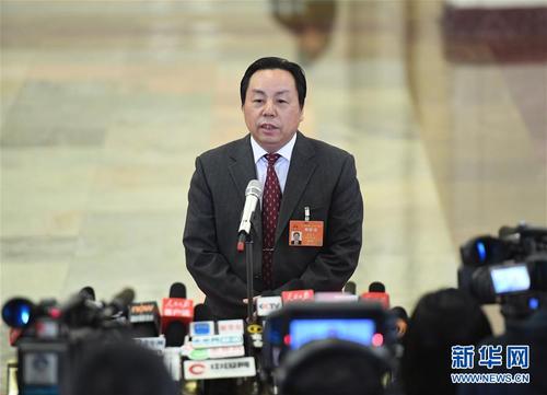 3月15日,，第十二屆全國人民代表大會(huì)第五次會(huì)議在北京人民大會(huì)堂舉行閉幕會(huì),。這是國家海洋局副局長房建孟接受采訪。 新華社記者陳曄華 攝2