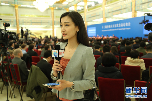 圖為新華社記者在現(xiàn)場,。