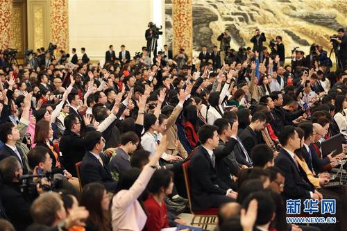 這是記者在舉手提問,。 新華社記者金立旺攝