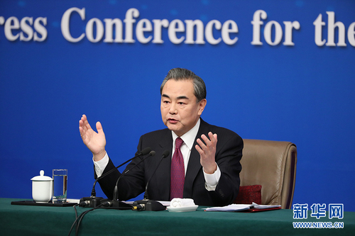 圖為外交部部長(zhǎng)王毅回答記者提問(wèn)。