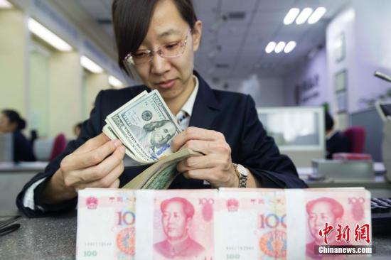 3月7日,，中國人民銀行公布數(shù)據(jù)顯示,，中國2月外匯儲備30051.24億美元,，前值29982.04億美元，結(jié)束連續(xù)7個月下滑,，環(huán)比增加69.2億美元,。另外，2月末黃金儲備報5924萬盎司,，與上個月持平,。張云 攝
