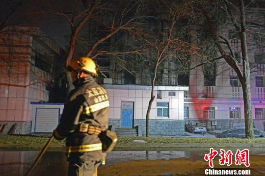 消防員在事故現(xiàn)場滅火,?！∥淇〗?攝