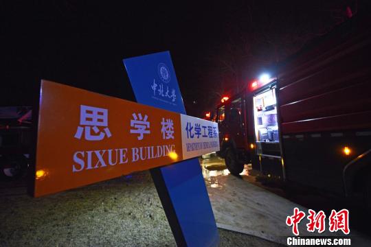消防車在事發(fā)現(xiàn)場,?！∥淇〗?攝