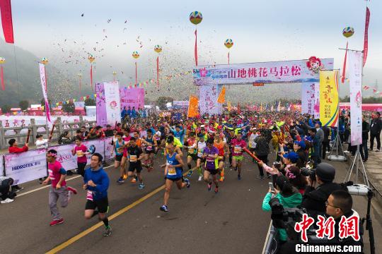 海峽兩岸山地桃花馬拉松開跑共敘兩岸跑友情
