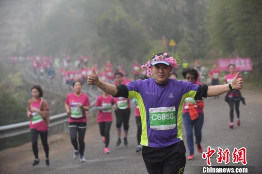 圖為比賽現(xiàn)場(chǎng),?！」?jiǎng)P 攝