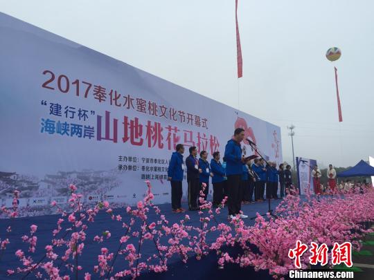 圖為開賽現(xiàn)場(chǎng),?！×植?攝