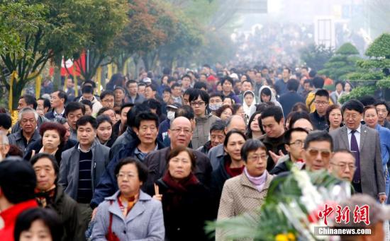 資料圖：2015年4月5日,，上海周邊墓區(qū)迎來掃墓大客流。隨著民眾觀念的不斷改變,，文明祭掃已成常態(tài),。<a target='_blank' href='http://www.chinanews.com/'>中新社</a>發(fā) 湯彥俊 攝