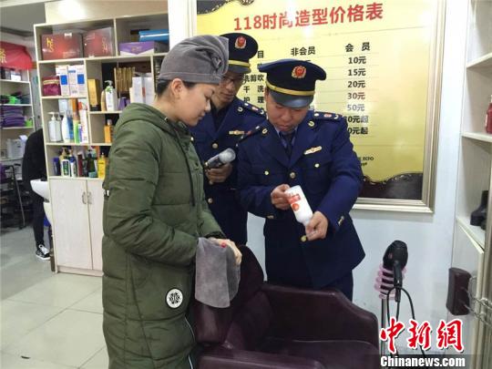 圖為美發(fā)行業(yè)集中整治檢查現場,。寧波市市場監(jiān)管局供圖