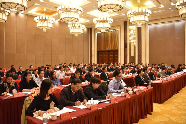 ８,、民盟中央各專門委員會,、機關各部門負責人，特邀的盟內(nèi)專家學者,，民盟各省,、自治區(qū),、直轄市委員會負責參政議政工作的領導和部門負責人一百余人參加了會議（一）,。張雨斌　攝影