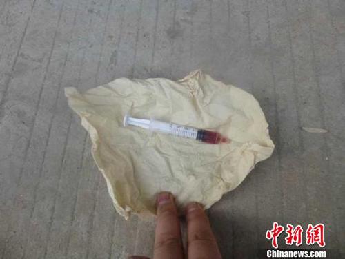 碰瓷者馬某每次假裝被車(chē)輛碰到,，后趁機(jī)將事先準(zhǔn)備好的針管取出,，在耳朵里注入紅色液體，造成重傷假象,。圖為警方查獲的碰瓷“道具”,。　七里河交警大隊(duì)供圖 攝