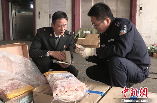 圖為海關(guān)關(guān)員與緝私警察正在倉庫清點被扣凍品,。　楊衛(wèi) 攝
