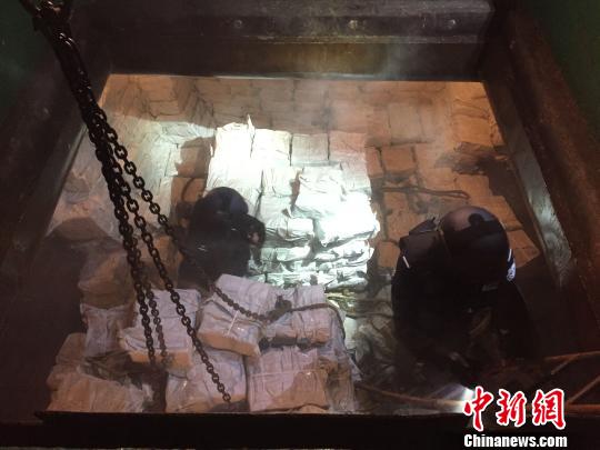 圖為緝私警察在走私船船艙搜查走私凍品,?！钚l(wèi) 攝