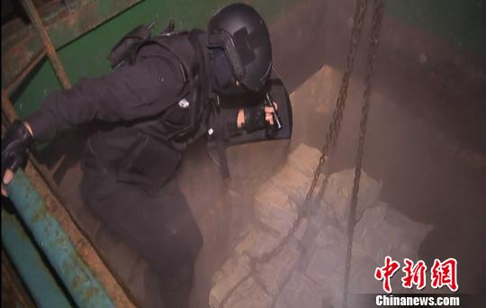 圖為緝私警察在走私船上查扣走私凍品,。　楊衛(wèi) 攝