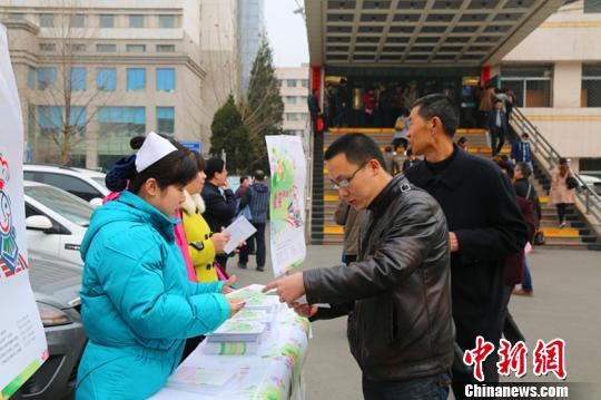 每年3月20日是世界口腔病日。在活動當(dāng)天的現(xiàn)場,，山西慈善總會工作人員和醫(yī)院整形外科醫(yī)護(hù)人員為過路群眾發(fā)放宣傳資料,，詳細(xì)講解項目情況及唇腭裂疾病知識?！∫?攝