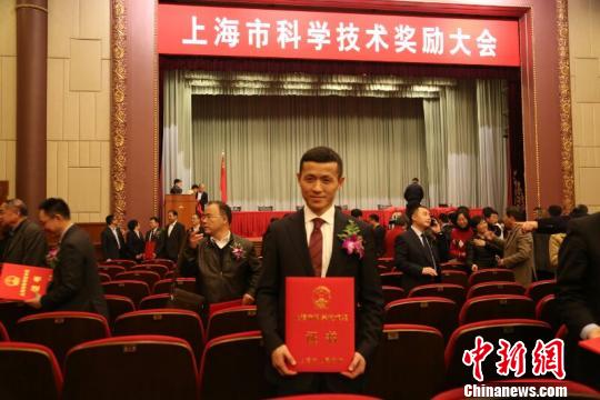 華山醫(yī)院神經(jīng)外科專家吳勁松教授領銜的團隊歷時20年,，探索建立了多項功能定位技術體系，實現(xiàn)腦功能區(qū)的精準保護,，成功將腦功能區(qū)的腦腫瘤手術致殘率降低90%,，達到國際先進水平。先相關研究項目榮獲2016年度上海市科技進步一等獎,?！￡惽趭^ 攝