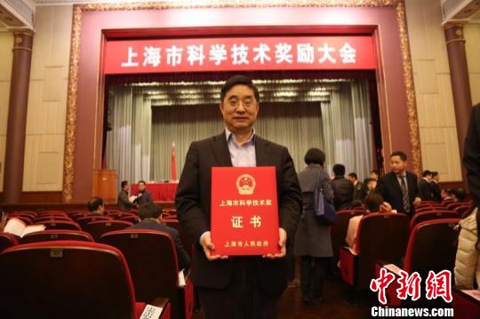 華山醫(yī)院皮膚科主任徐金華教授領銜的團隊歷時16年，通過基礎和臨床相結合的轉化醫(yī)學模式,，提出了系統(tǒng)性紅斑狼瘡免疫治療新策略,。研究人員率先采用奧曲肽治療系統(tǒng)性紅斑狼瘡，取得良好療效,，相關項目榮獲2016年度上海市科技進步三等獎,。　陳勤奮 攝