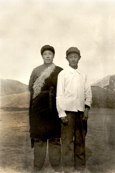 1965年西藏那曲縣那曲草原上,，霍鐘權(quán)與那曲縣門堆鄉(xiāng)牧民頓珠合影。（圖片由霍老提供）