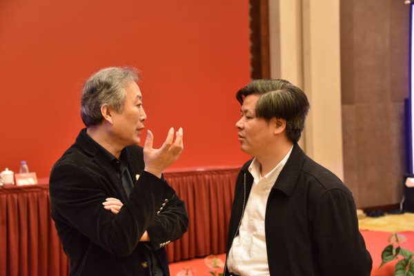 5、會(huì)議間隙,，全國(guó)人大常委,、民盟中央社會(huì)委員會(huì)主任鄭功成（右）和民盟北京市委專職副主委宋慰祖親切交流。 張雨斌  攝影