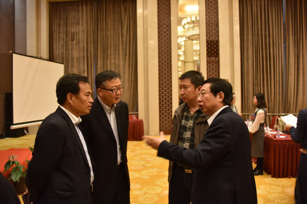 6,、會(huì)議間隙親切交流。右一：民盟中央社會(huì)服務(wù)工作委員會(huì)主任張澎,；左一：民盟中央科技委員會(huì)委員祝智軍,；左二：民盟北京市委參政議政部部長(zhǎng)徐熒；右二：民盟北京市委參政議政部干部劉建,。 張雨斌  攝影