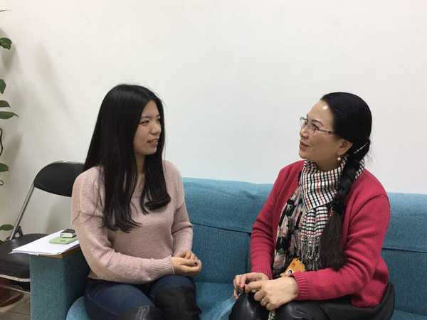3、人大附中校團(tuán)委委員,、初三畢業(yè)班班主任王清老師接受本文作者采訪,。朱小林  攝影