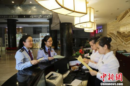 資料圖： 廈門國稅工作人員深入營改增企業(yè)宣傳相關(guān)政策,。　曾霄 攝