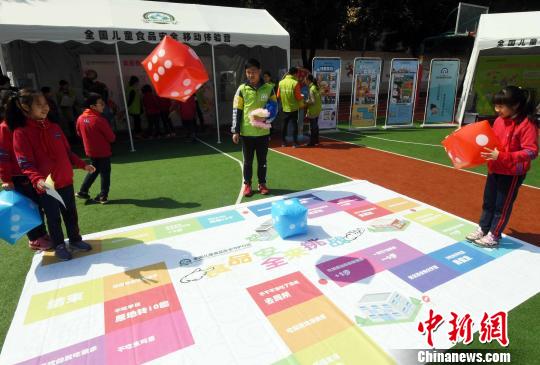 小學生在兒童食品安全移動體驗營中通過互動游戲，學會如何更健康的膳食,?！∮浾邉⒖筛?攝
