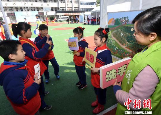 小學生在兒童食品安全移動體驗營中通過互動游戲，學會如何更健康的膳食,?！∮浾邉⒖筛?攝