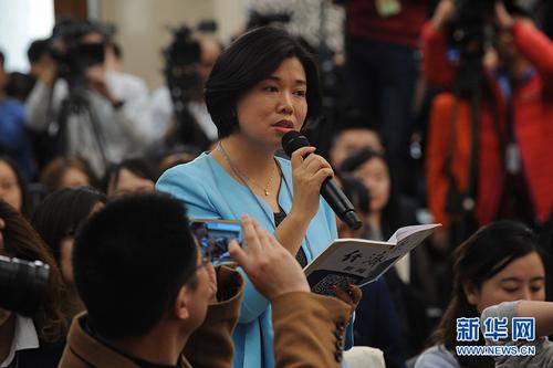 3月2日，全國政協(xié)十二屆五次會議新聞發(fā)布會在北京人民大會堂舉行,，大會新聞發(fā)言人王國慶介紹會議有關(guān)情況并回答中外記者提問,。圖為經(jīng)濟(jì)日報記者提問。