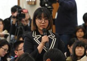 圖為中國(guó)日?qǐng)?bào)社記者提問(wèn)