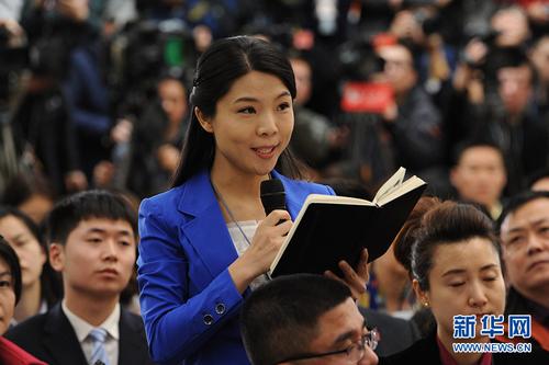 3月2日,，全國政協(xié)十二屆五次會議新聞發(fā)布會在北京人民大會堂舉行,，大會新聞發(fā)言人王國慶介紹會議有關(guān)情況并回答中外記者提問。圖為中央人民廣播電臺記者提問,。