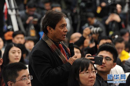 　　3月2日,，全國政協(xié)十二屆五次會議新聞發(fā)布會在北京人民大會堂舉行，大會新聞發(fā)言人王國慶介紹會議有關情況并回答中外記者提問,。圖為美國全國廣播公司記者提問,。