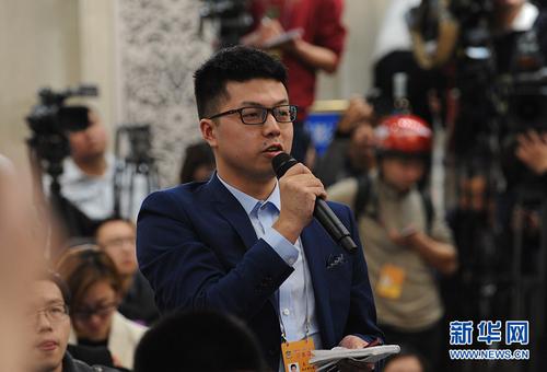 　　　　3月2日，全國(guó)政協(xié)十二屆五次會(huì)議新聞發(fā)布會(huì)在北京人民大會(huì)堂舉行,，大會(huì)新聞發(fā)言人王國(guó)慶介紹會(huì)議有關(guān)情況并回答中外記者提問,。圖為南方都市報(bào)記者提問。