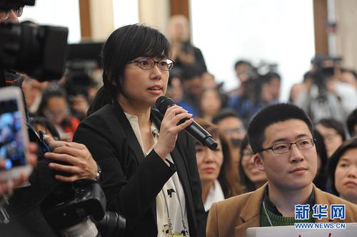 3月2日,，全國政協(xié)十二屆五次會議新聞發(fā)布會在北京人民大會堂舉行,，大會新聞發(fā)言人王國慶介紹會議有關(guān)情況并回答中外記者提問。圖為新加坡聯(lián)合早報(bào)記者提問,。