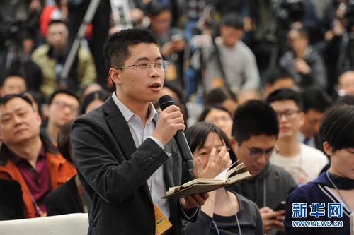 　　3月2日,，全國政協(xié)十二屆五次會議新聞發(fā)布會在人民大會堂一層新聞發(fā)布廳舉行,。圖為光明日報記者提問,。