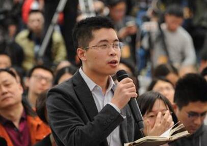 圖為光明日?qǐng)?bào)記者提問(wèn)