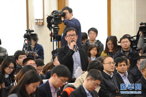 3月2日，全國(guó)政協(xié)十二屆五次會(huì)議新聞發(fā)布會(huì)在人民大會(huì)堂一層新聞發(fā)布廳舉行,。圖為香港大公文匯傳媒集團(tuán)記者提問(wèn)。