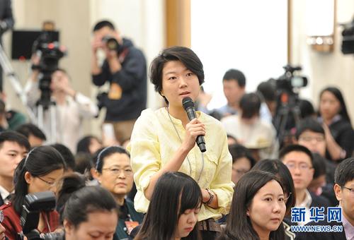 　　　　3月2日,，全國政協(xié)十二屆五次會議新聞發(fā)布會在北京人民大會堂舉行，大會新聞發(fā)言人王國慶介紹會議有關(guān)情況并回答中外記者提問,。圖為中國國際廣播電臺記者提問,。