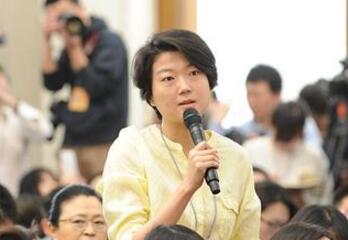 圖為中國(guó)國(guó)際廣播電臺(tái)記者提問(wèn)