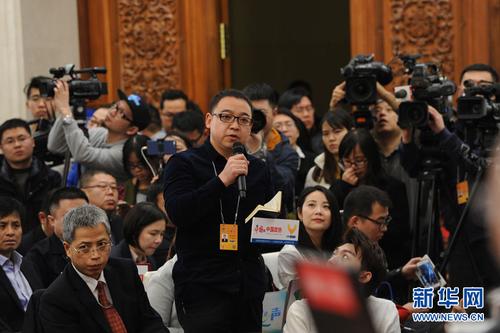 3月2日,，全國(guó)政協(xié)十二屆五次會(huì)議新聞發(fā)布會(huì)在人民大會(huì)堂一層新聞發(fā)布廳舉行,。圖為中國(guó)網(wǎng)記者提問(wèn)。