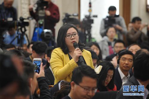 3月2日,，全國(guó)政協(xié)十二屆五次會(huì)議新聞發(fā)布會(huì)在人民大會(huì)堂一層新聞發(fā)布廳舉行,。圖為團(tuán)結(jié)報(bào)記者提問(wèn),。