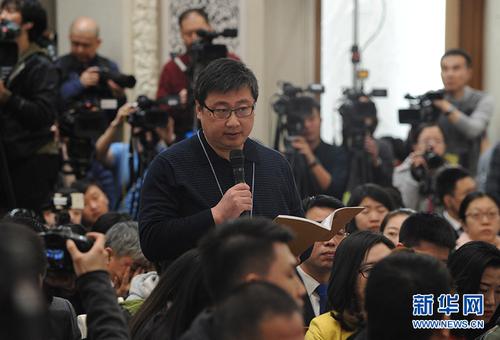 3月2日,，全國政協(xié)十二屆五次會議新聞發(fā)布會在北京人民大會堂舉行,，大會新聞發(fā)言人王國慶介紹會議有關(guān)情況并回答中外記者提問。圖為農(nóng)民日報記者提問,。