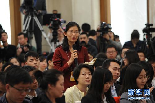 3月2日,，全國(guó)政協(xié)十二屆五次會(huì)議新聞發(fā)布會(huì)在人民大會(huì)堂一層新聞發(fā)布廳舉行。圖為中新社記者提問(wèn),。