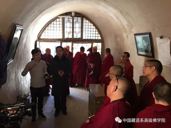 3月25日,，中國(guó)藏語系高級(jí)佛學(xué)院第十三屆高級(jí)學(xué)銜班來到革命圣地延安,，開啟畢業(yè)參觀學(xué)習(xí)之旅。_副本