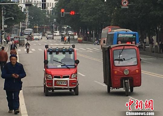 營(yíng)山縣城滿街跑的的電動(dòng)三四輪車(chē),?！⒅铱?攝