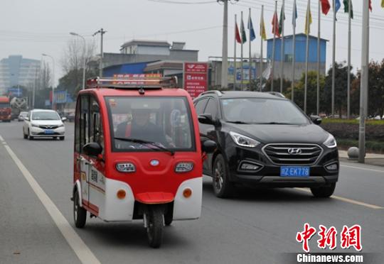 一位老者駕駛電動三輪車行駛在省道103線公路眉山段,?！⒅铱?攝