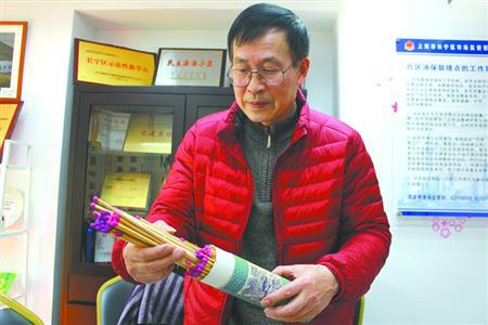  圖片說明：說起自己近40年來收藏火柴的經(jīng)歷,，李涌金有說不完的故事