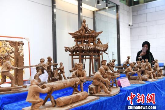 經(jīng)過(guò)連日的比手藝亮絕活，來(lái)自甘肅省13個(gè)市州“能工巧匠”的130件工藝精品獲得第14屆甘肅省工藝美術(shù)“百花獎(jiǎng)”,?！钇G敏 攝