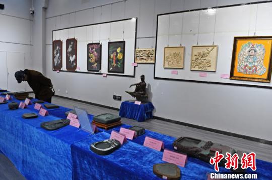 圖為獲獎(jiǎng)工藝品引市民駐足觀賞,。　楊艷敏 攝